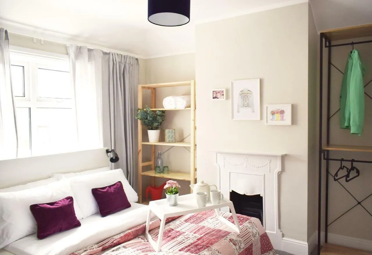 Charming Three Bed Home Near City Centre And Hospital location